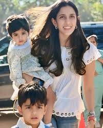 श्वेता अंबानी ने कपूर खानदान की पार्टी में सादगी से जीता दिल: आप भी अपना सकती हैं ये व्हाइट टॉप लुक!