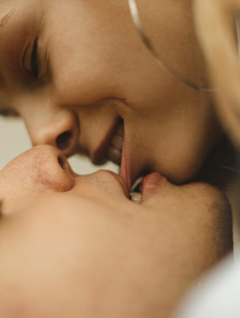 Love Bites और Stroke का खतरा: डॉक्टर की चेतावनी 3 pexels nikolina 198264952 11636287